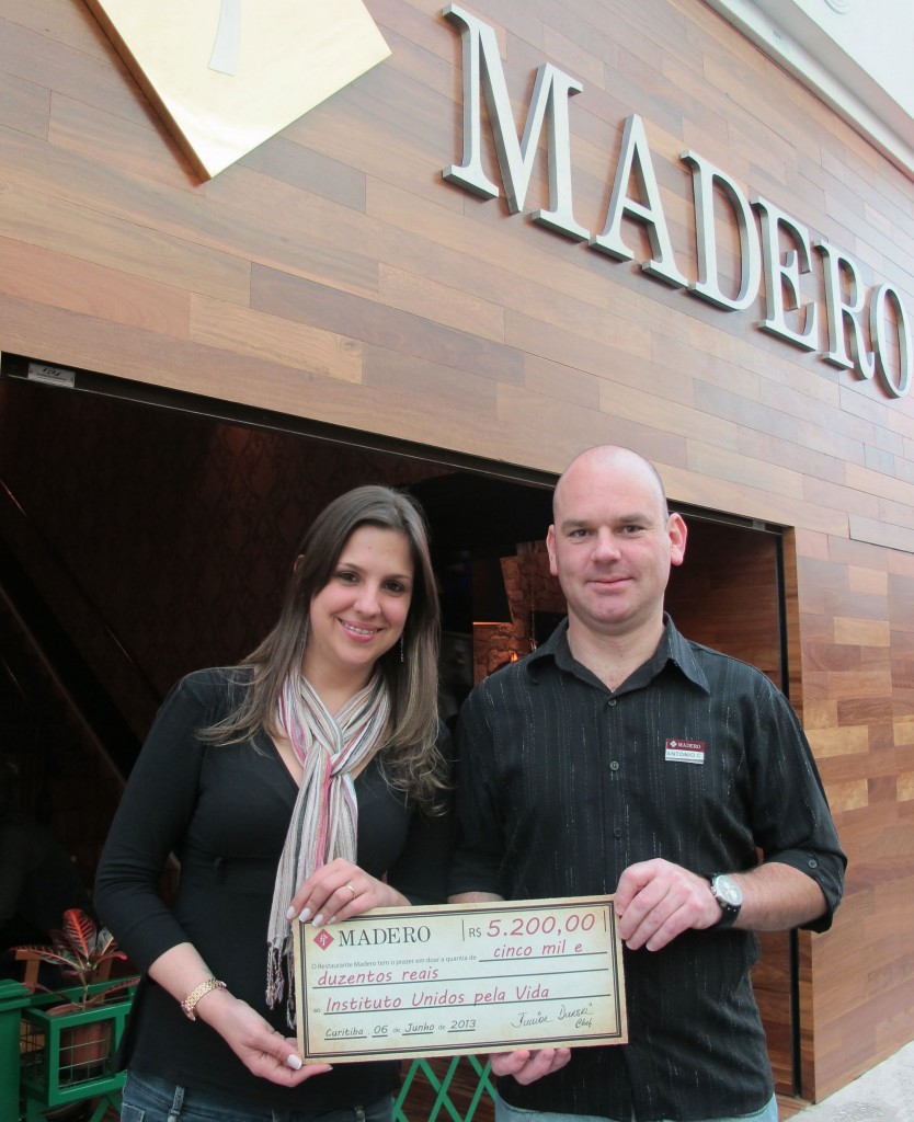 Diretora do Instituto Unidos pela Vida recebe cheque do Madero arrecadado no Dia Mundial do Hamburger