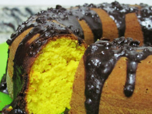Bolo de cenoura com cobertura de chocolate