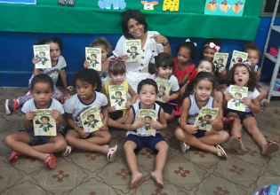 Mãe de fibra compartilha informações sobre a Fibrose Cística na escola com o gibi do Super Fibra