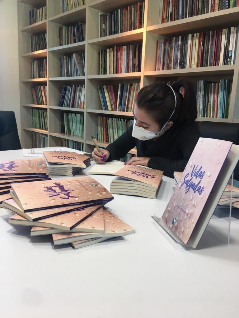 Jovem jornalista diagnosticada com fibrose cística lança livro sobre a doença