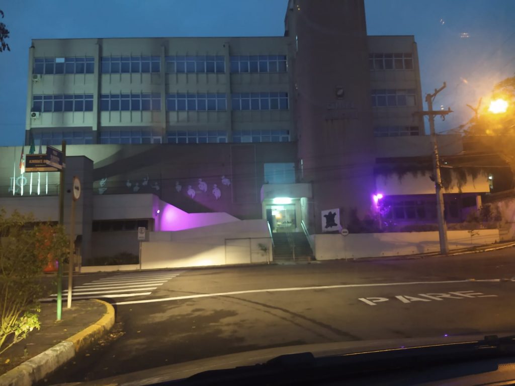 Câmara dos Vereadores de Novo Hamburgo/RS é iluminada de roxo em alusão ao Setembro Roxo 2021