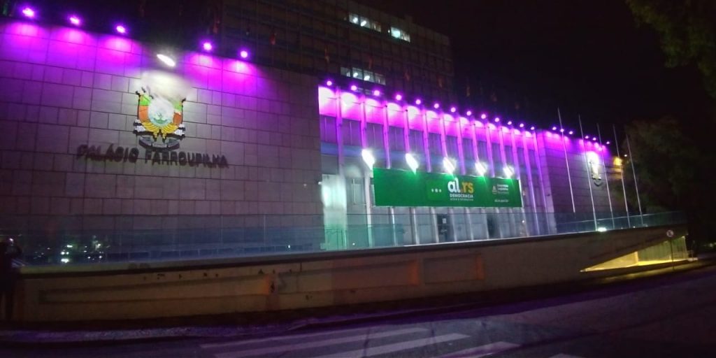 Assembleia Legislativa do Rio Grande do Sul em Porto Alegre/RS é iluminada de roxo em alusão ao Setembro Roxo 2021